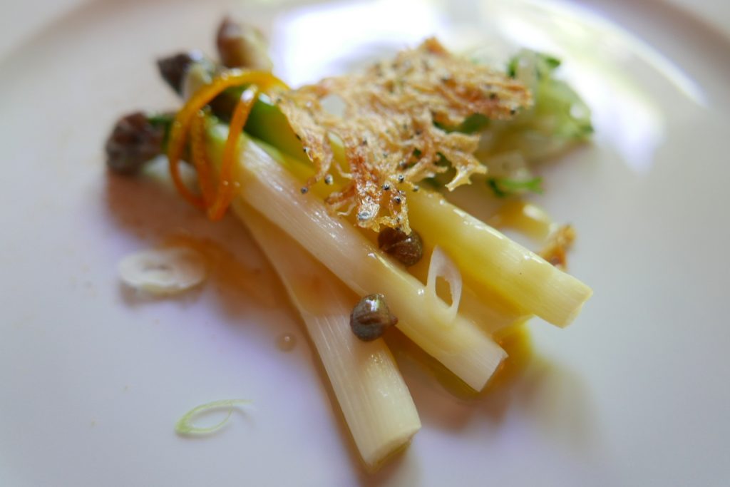 Asperges, seiches et jeunes herbes © GP