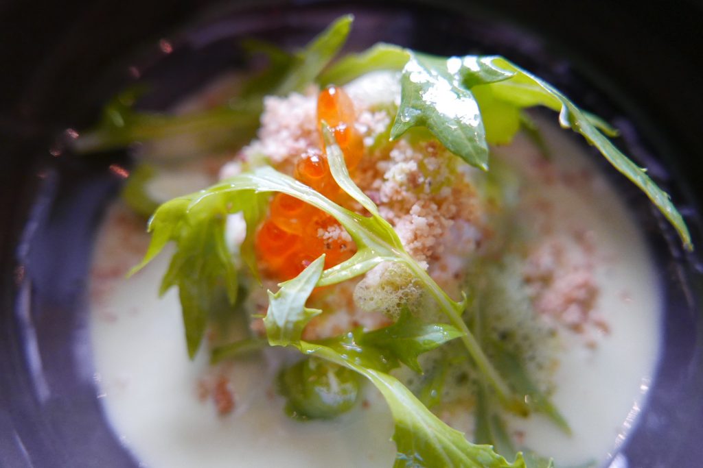 Burrata, velouté d'asperges, ail des ours, crumble au thym © GP