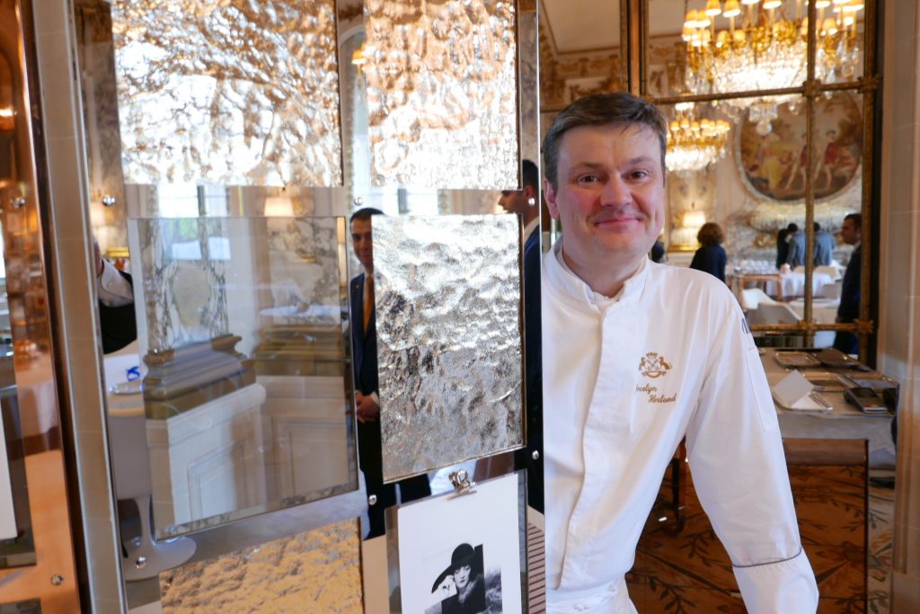 Jocelyn Herland avec un paravent signé Starck © GP