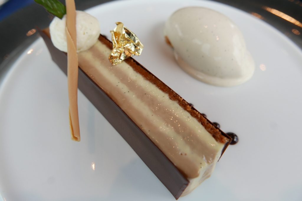 Pailleté au praliné, crémeux vanillé et café, sorbet vanille © GP