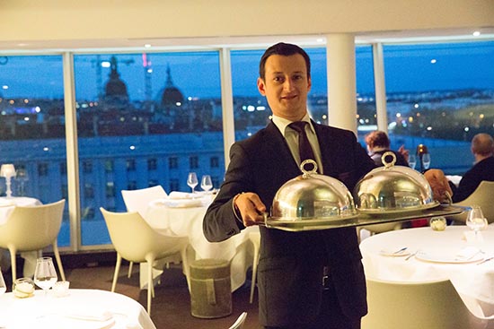 Le service © Maurice Rougemont