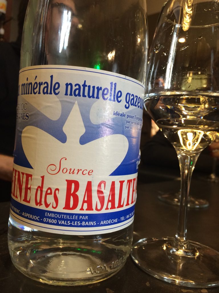 L'eau minérale "reine des Basaltes" © GP