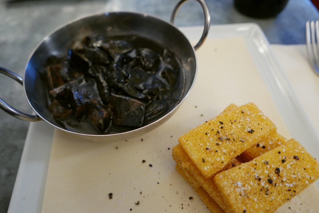 Seiches à l'encre et polenta © GP