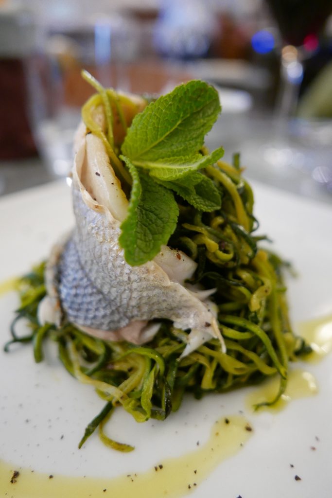 Bar cuit en chapeau et courgettes à la menthe © GP