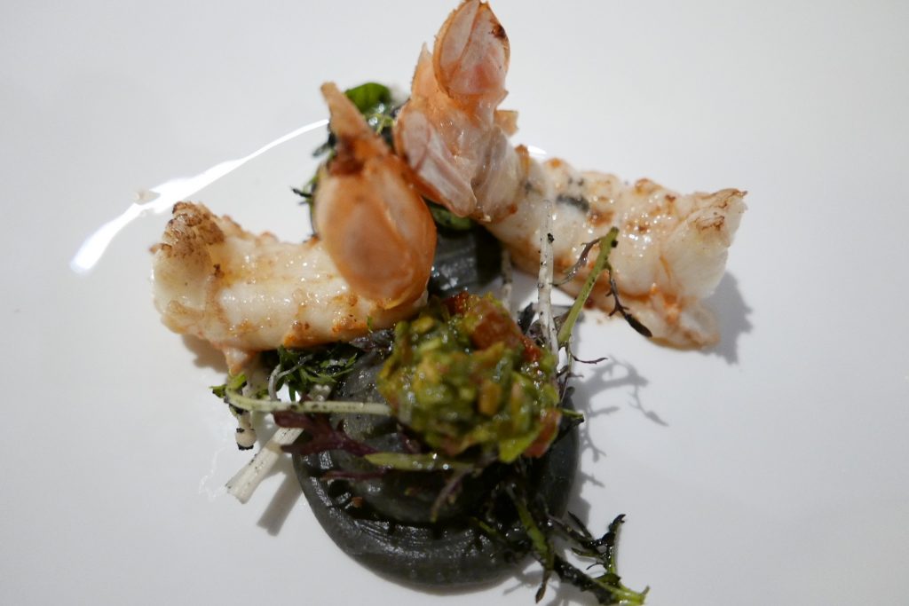 Langoustines et ravioli à l'encre au combawa © GP