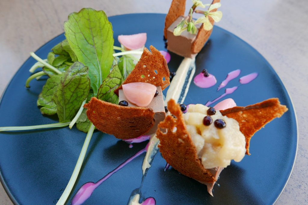 Mousse de foies blonds de volaille, purée d'oignon et croustille de pain de campagne © GP
