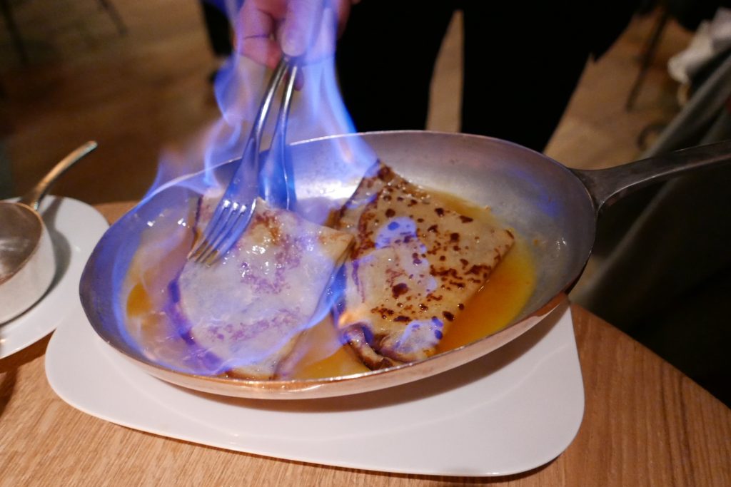 Crêpes Suzette flambées en salle © GP