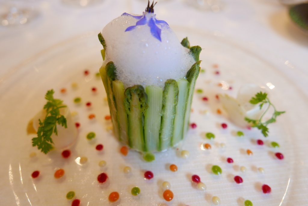Chartreuse d'asperges, tourteau, homard © GP
