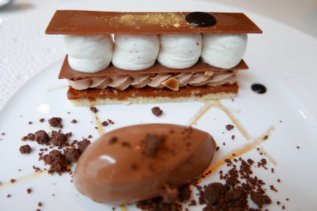 Gianduja en dacquoise croustillante au praliné feuilleté, ganache chocolat noisette © GP