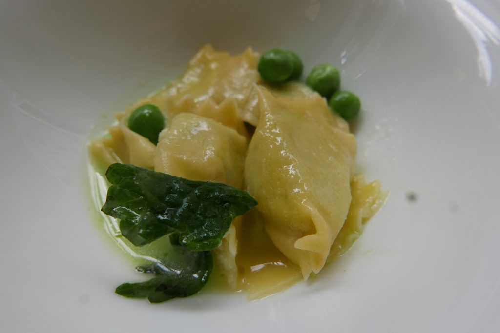 raviolis aux fèves, Ricotta, parmesan, mélisse, jus de petits pois © GP