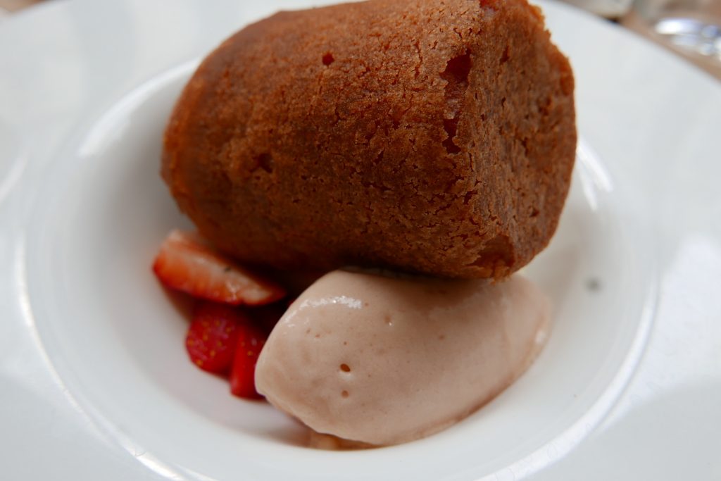 Baba au rhum et sorbet rhubarbe pamplemousse © GP