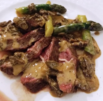 Onglet de veau, asperges et morilles © SK