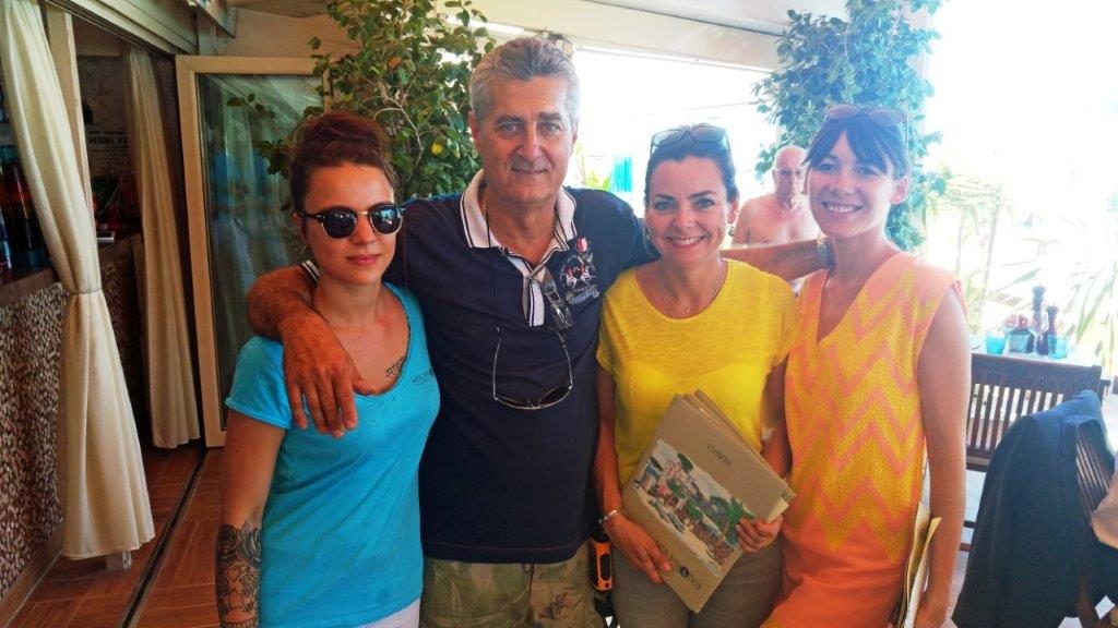 Alain et ses girls © AA