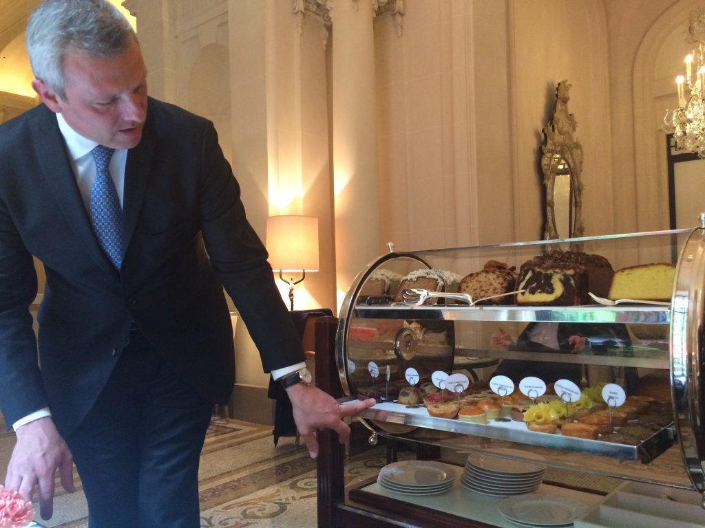 Le service des pâtisseries © GP
