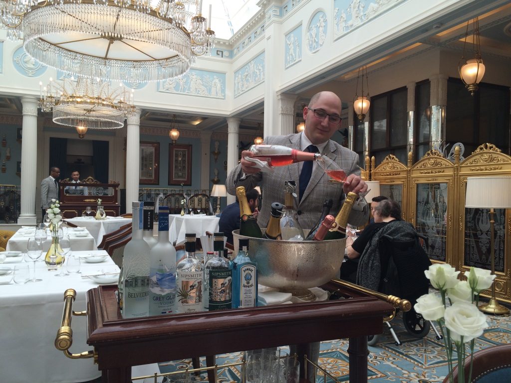 Le service du vin © GP