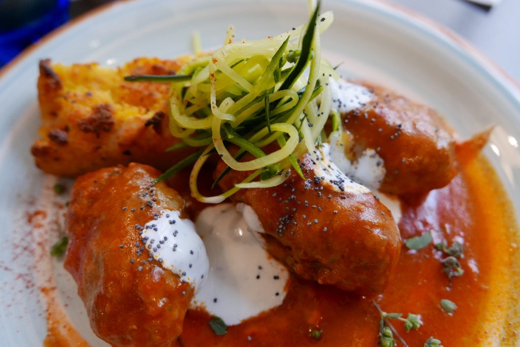 Soutzoukaia (boulettes de veau) au four polenta à la féta © GP