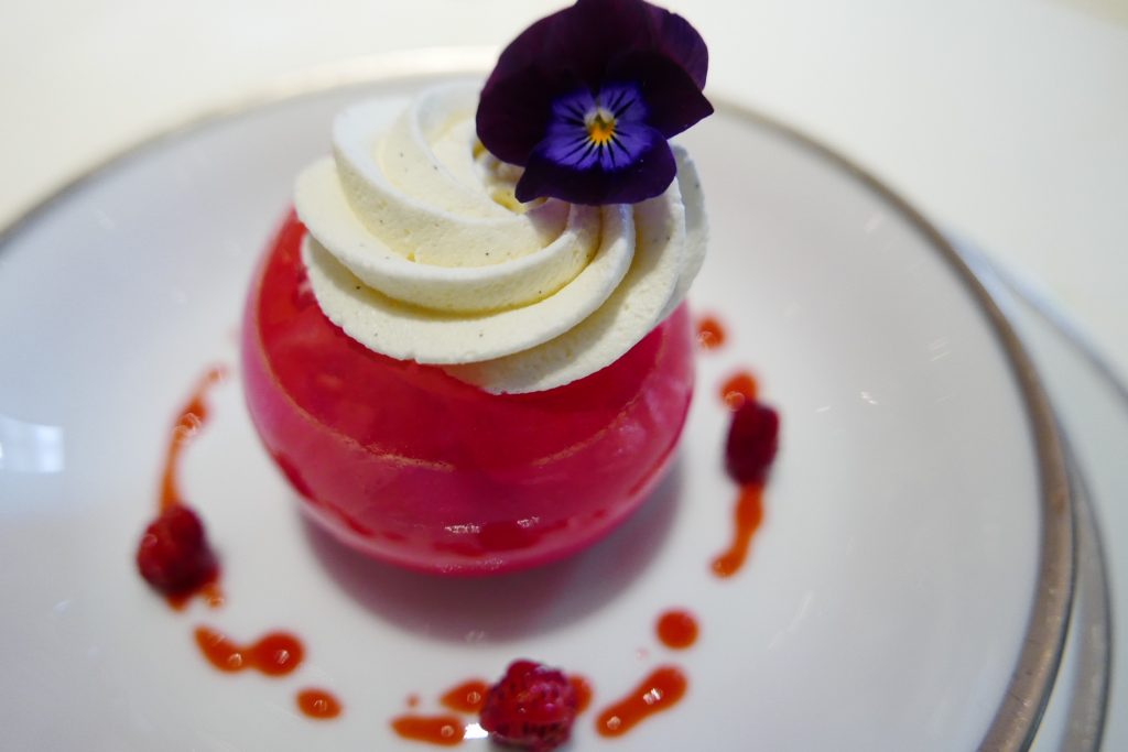 Boule nacrée aux fraises des bois, crème foisonnée à l'hibiscus © GP