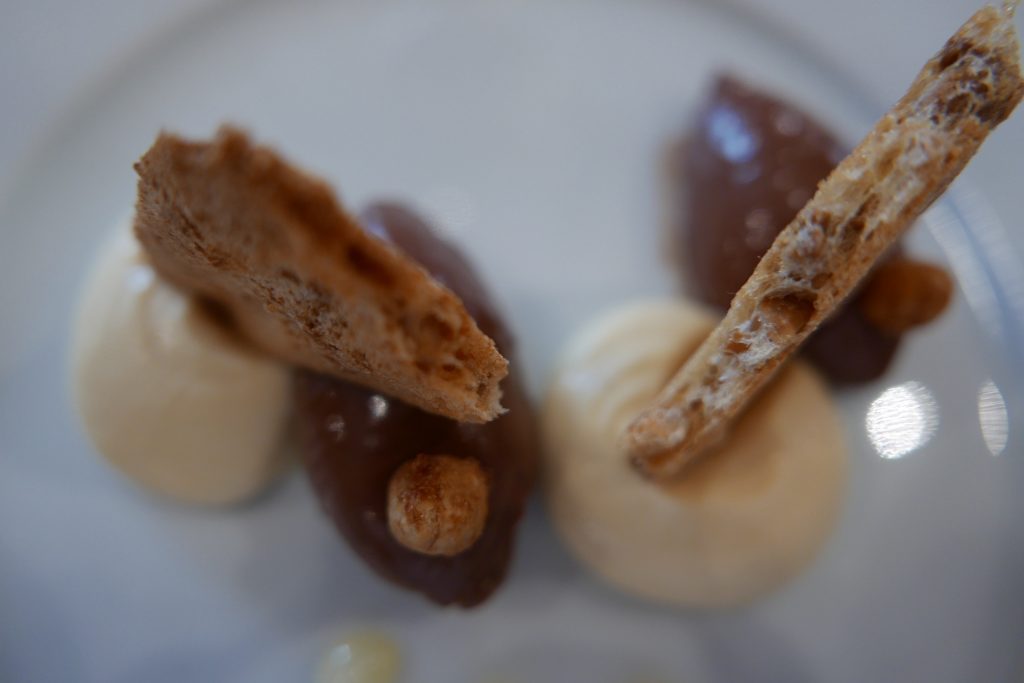 Ganache chocolat, caramel, biscuit cacahuète © GP