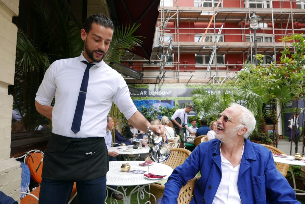 Momo et le thé à la menthe © GP