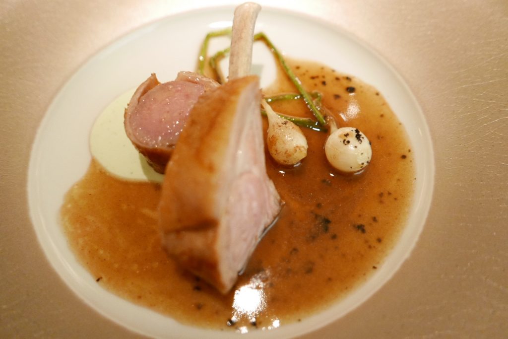 Selle et carré d'agneau, ail sauvage © GP