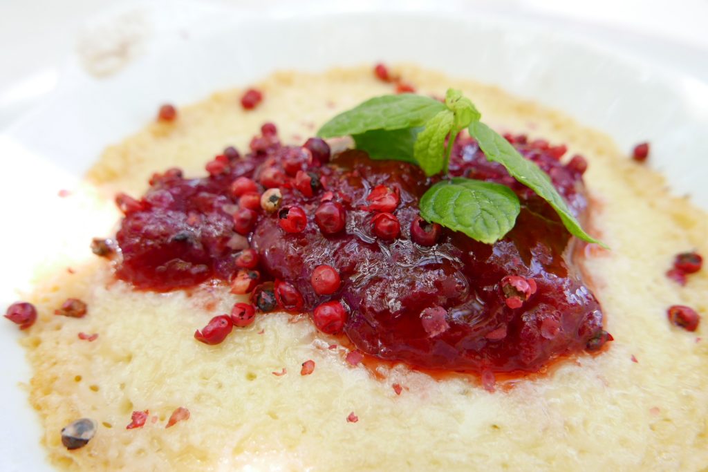 Fromage de Naxos gratiné à la confiture de fraises © GP