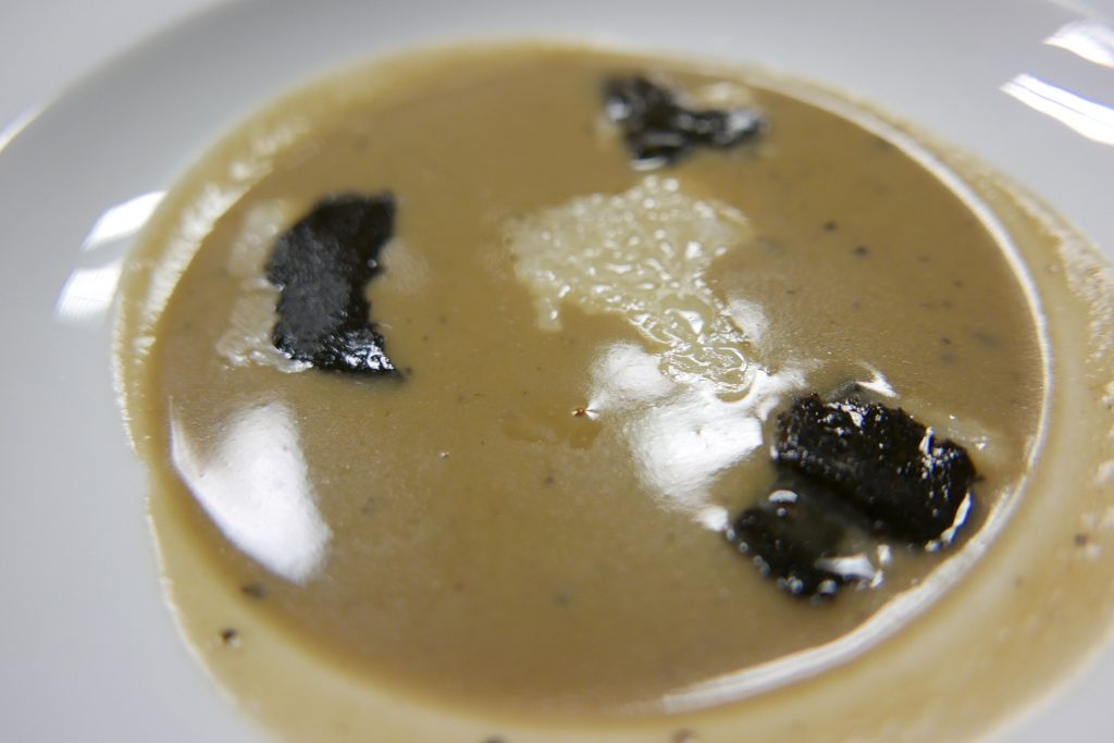 Soupe d'artichauts aux truffes © GP