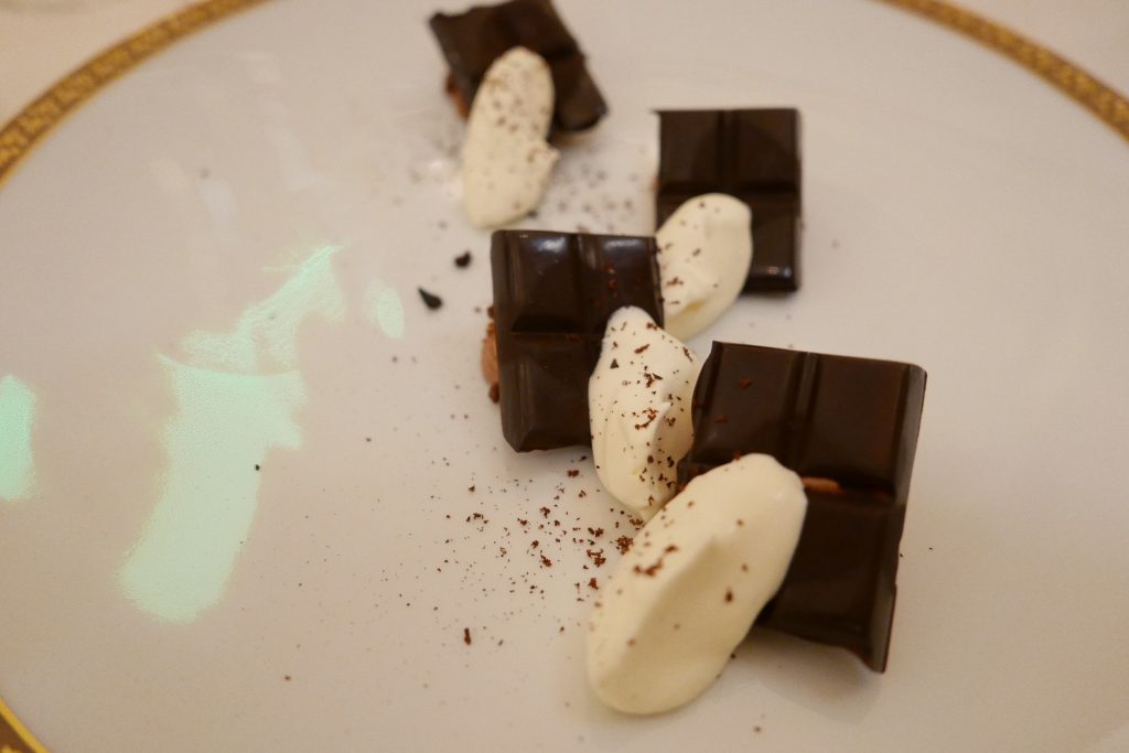 Tablettes crémeuses, sorbet chocolat Sambirano, crumble cacao, fleur de sel © GP