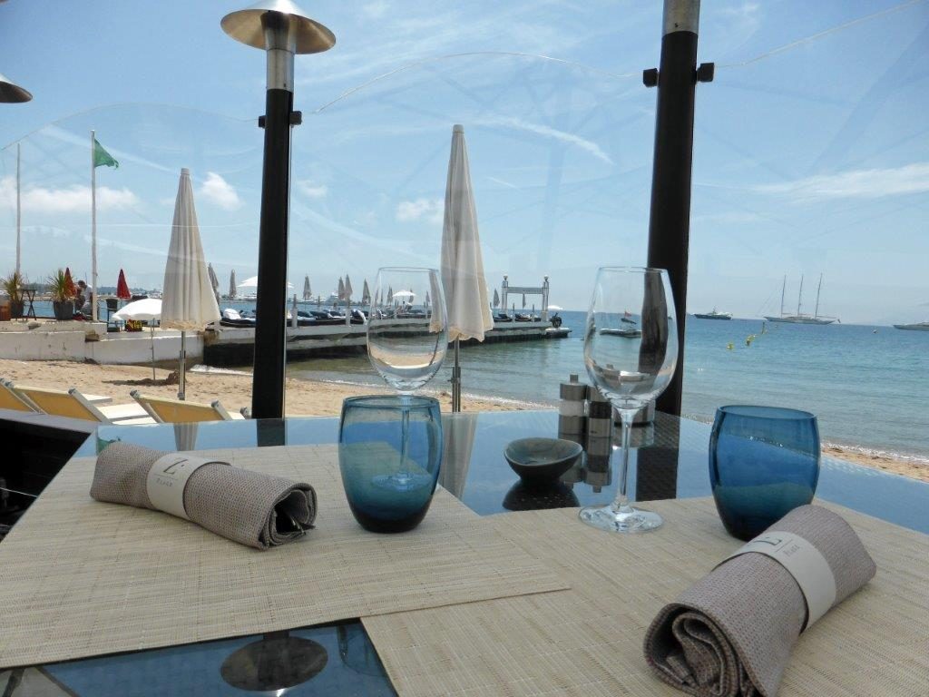 Une table © AA