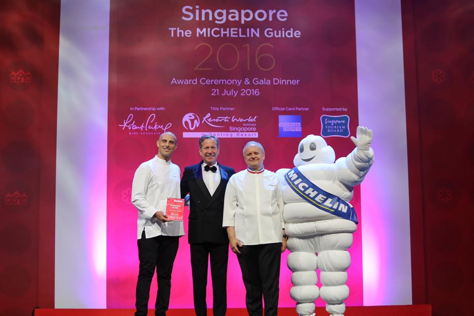 Joël Robuchon à Singapour avec Michael Ellis et son chef © SD
