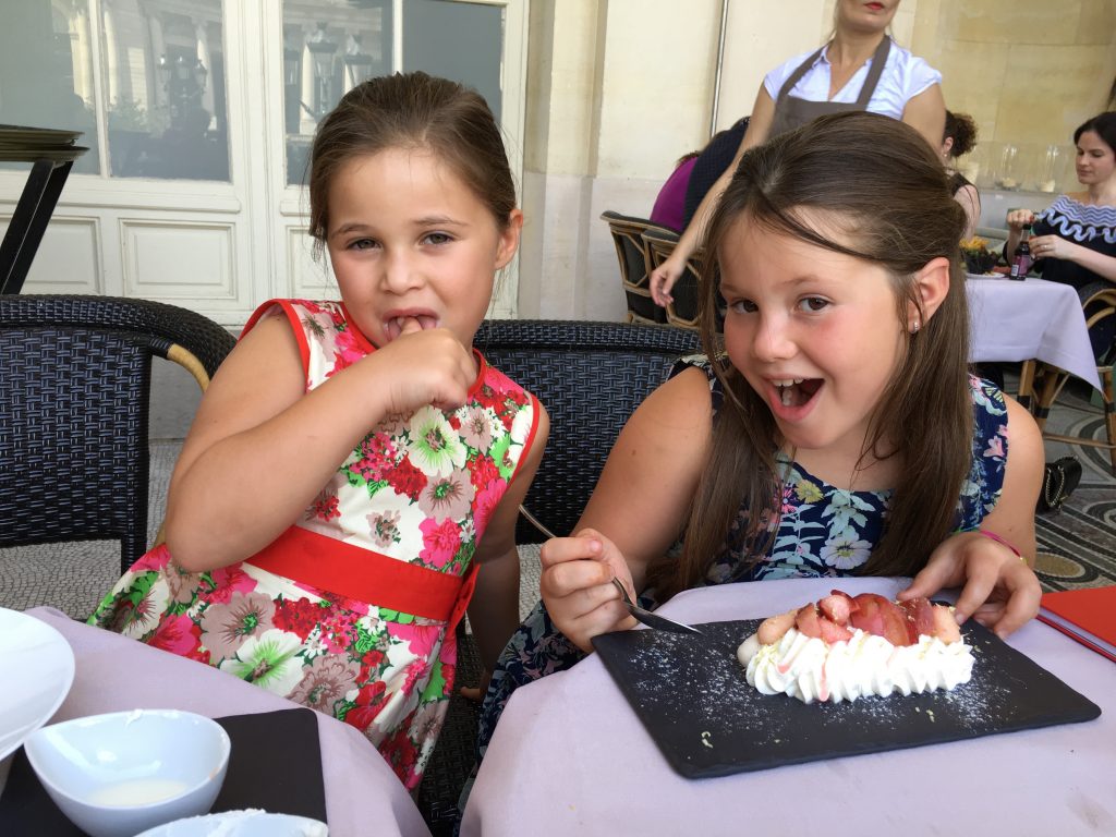 Deux clientes et la Pavlova ©  GP