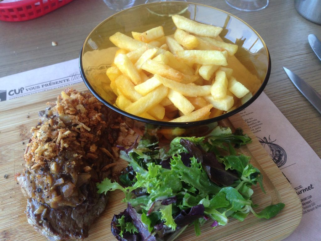 Bavette à l'échalote avec ses frites © AN