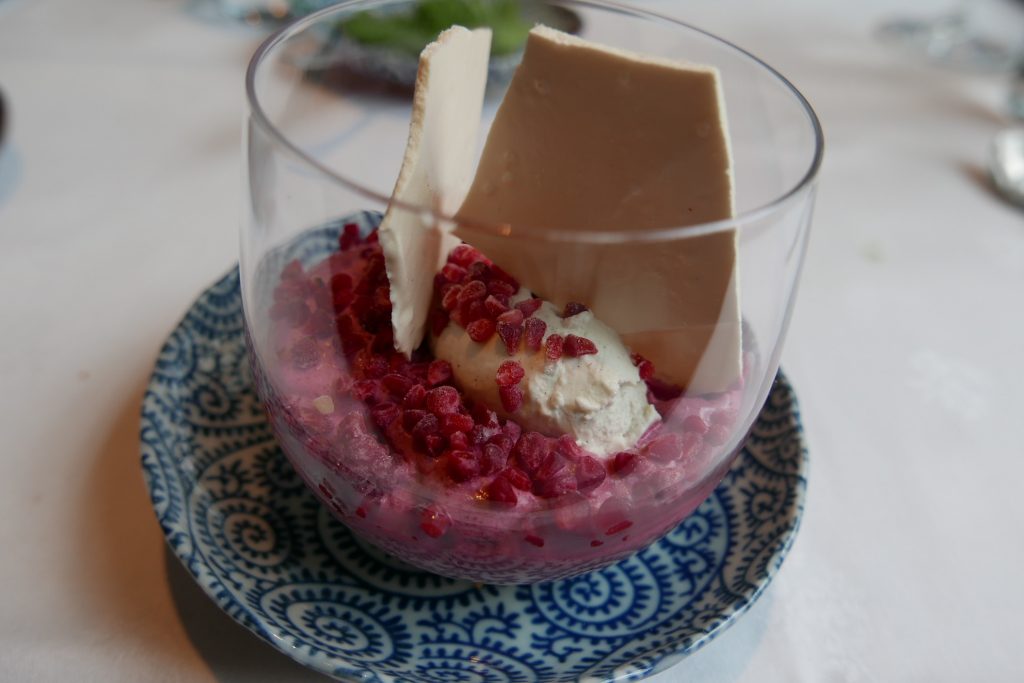 Glace chocolat blanc, cassis, wasabi, framboise © GP