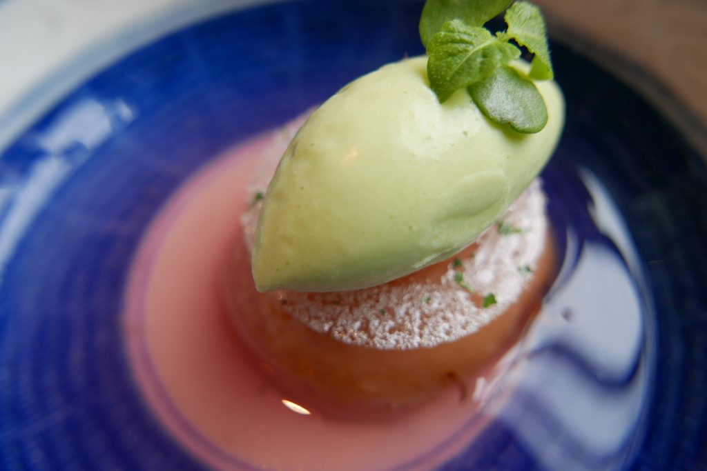 Pêche pochée, glace wasabi © GP