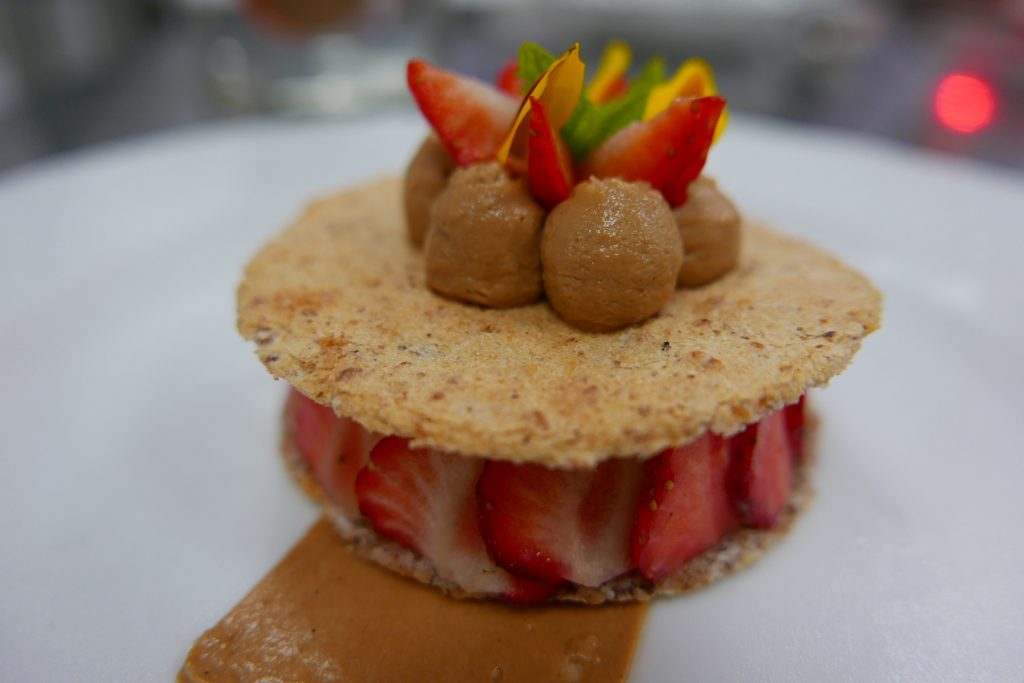 Succès praliné et fraises à la liqueur de chocolat © GP