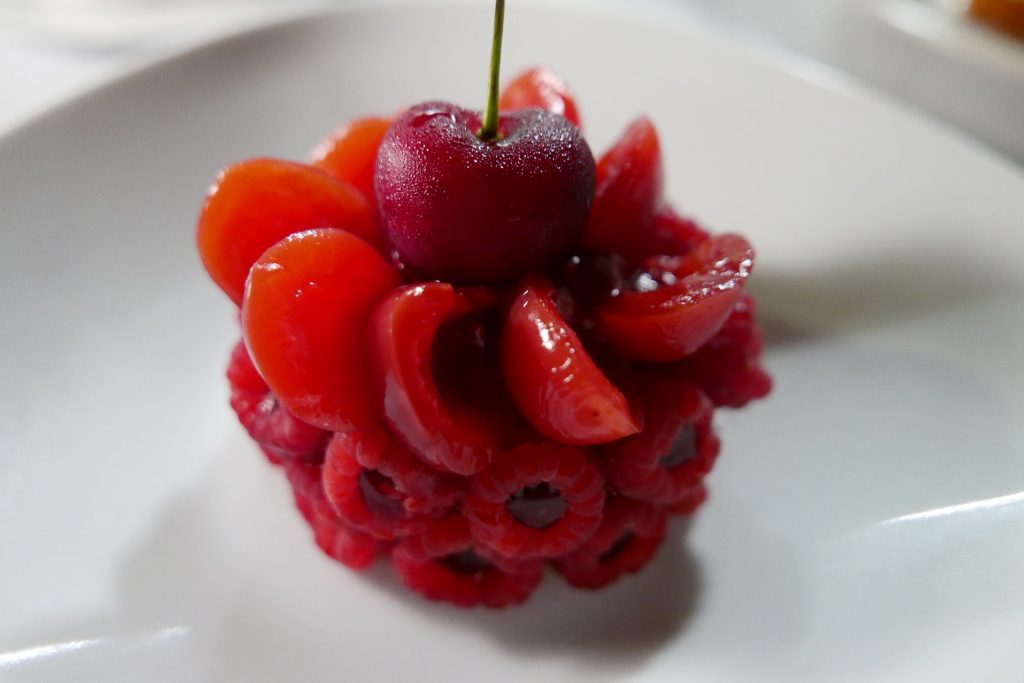 Framboises et cerises au jus réduit © GP