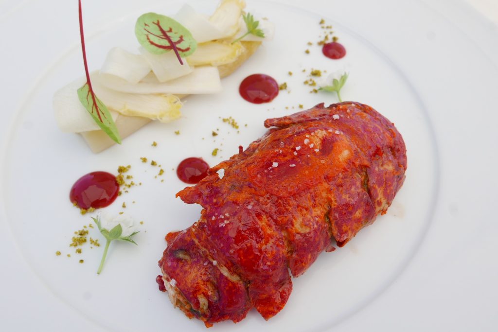 Queue de homard, asperges et fraises © GP