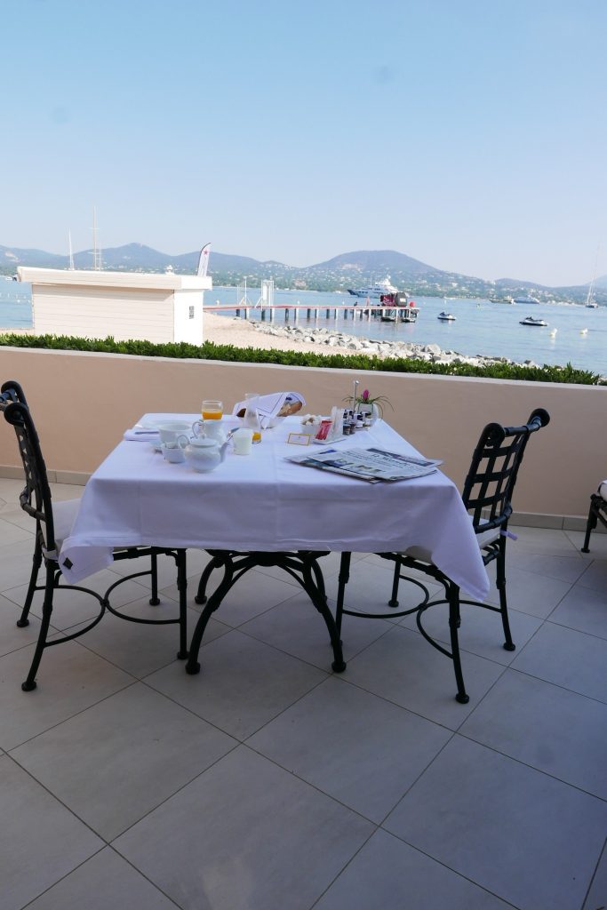 Petit déjeuner en terrasse © GP