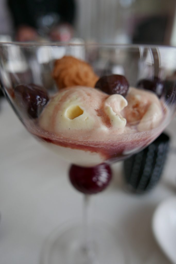 Glace vanille aux cerises © GP