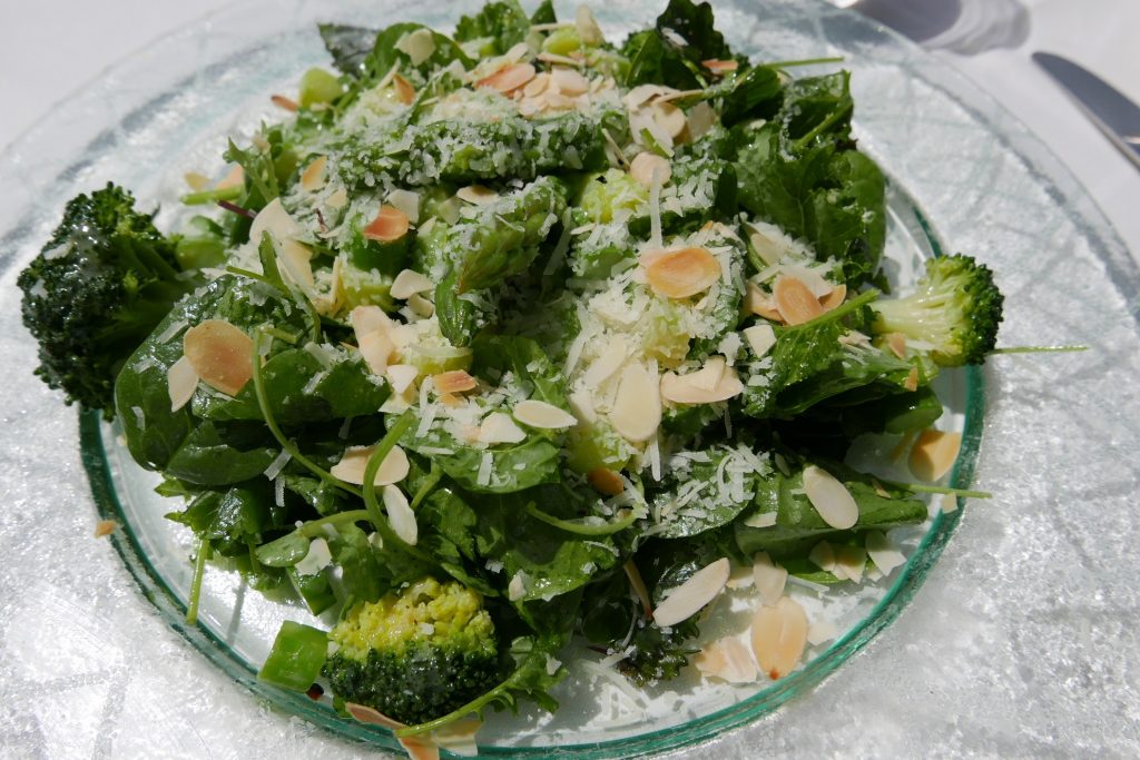 Salade d'herbes et légumes verts © GP