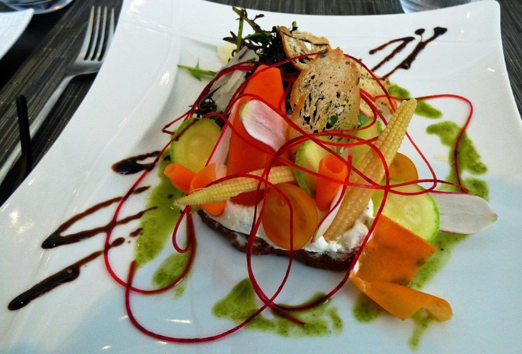 Tartine de chèvre et légumes du potager © AA