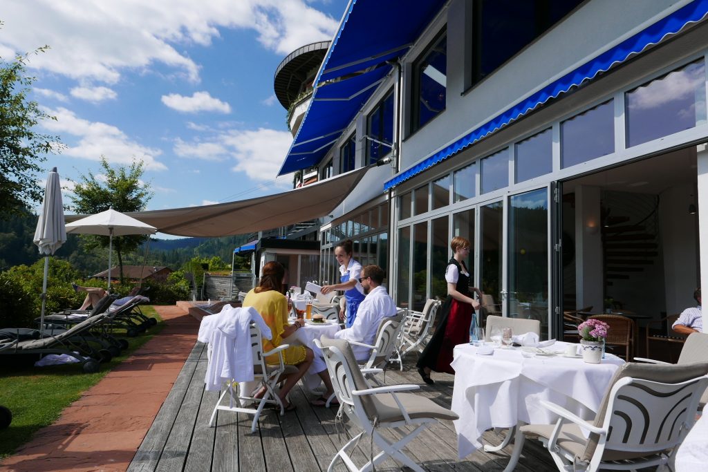 En terrasse près de la piscine © GP