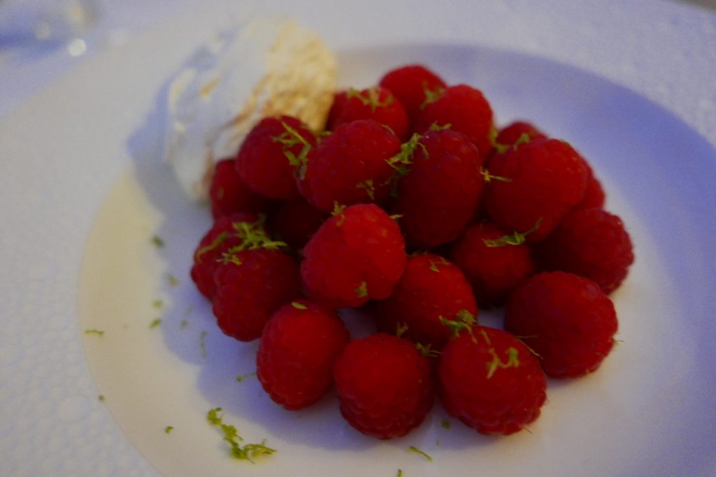 Framboises fraiches et crème montée à la vanille © GP