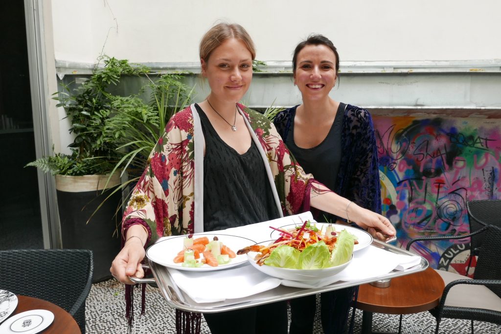 Le service au patio © GP