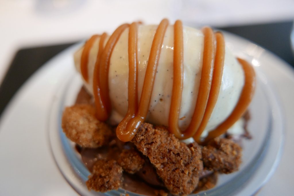 Glace vanille, caramel, mousse chocolat © GP