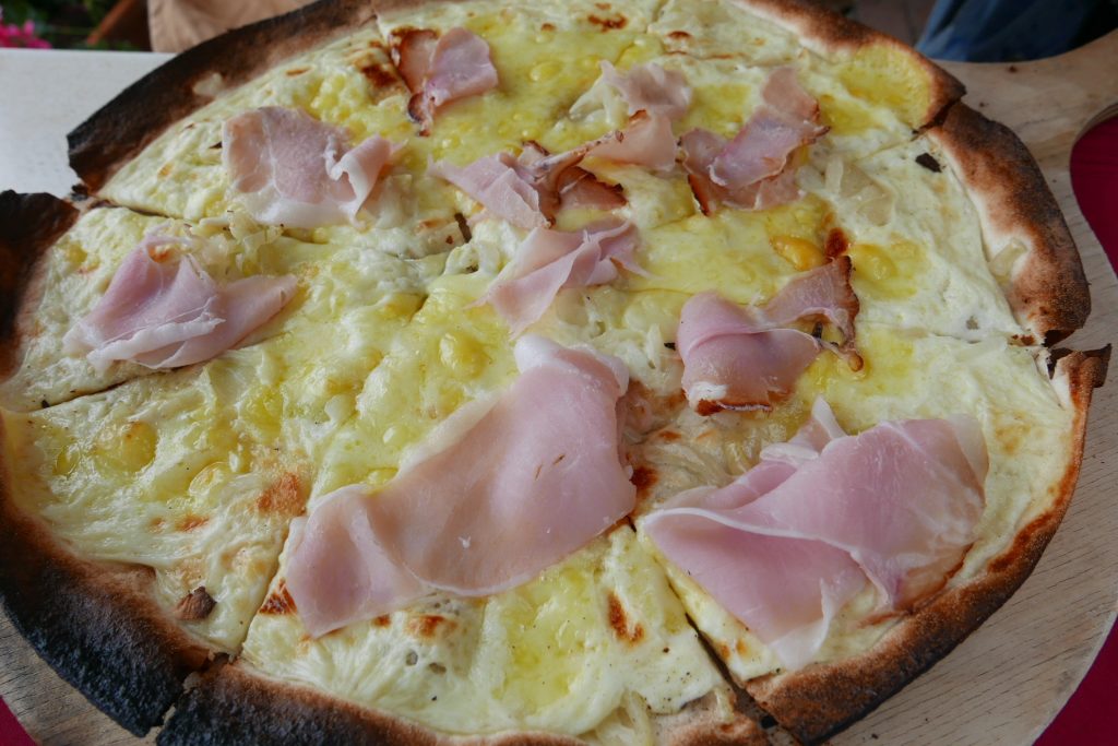 Tarte flambée à la tomme et jambon © GP