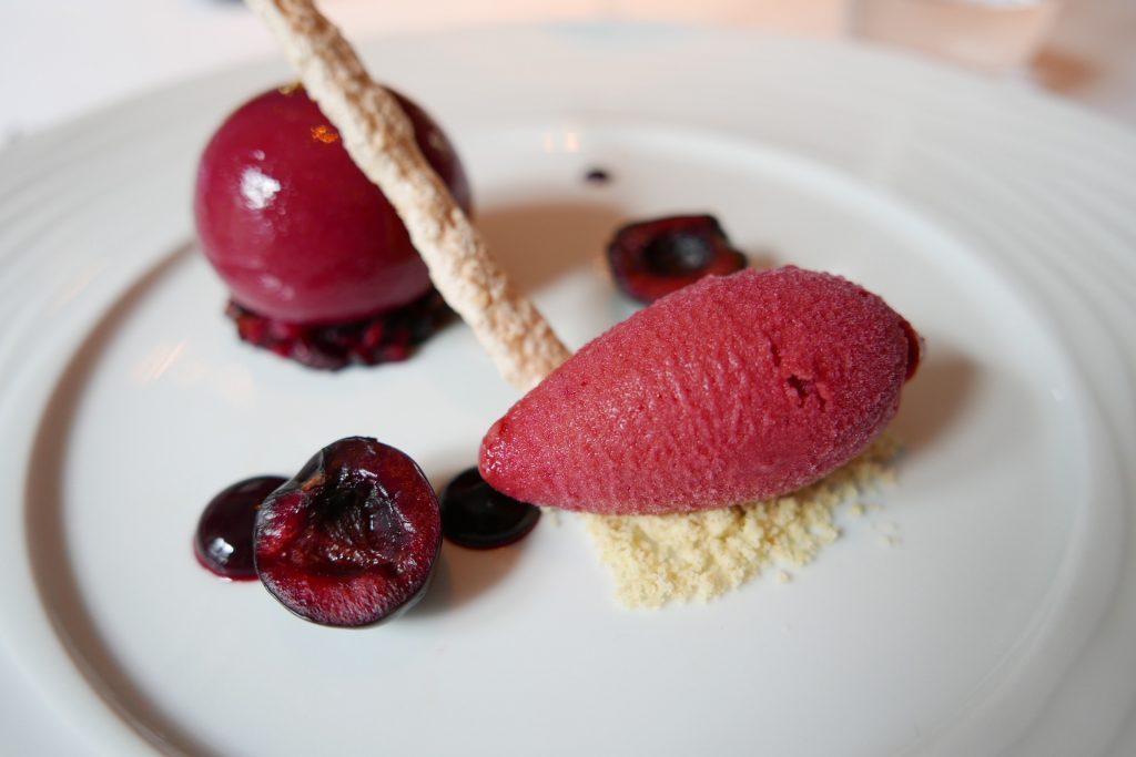 Sphère à l'amande et cerise, sorbet griotte © GP