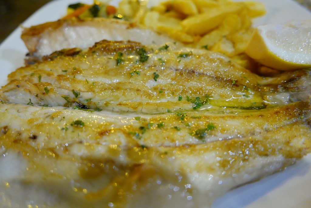 Loup grillé et frites © GP