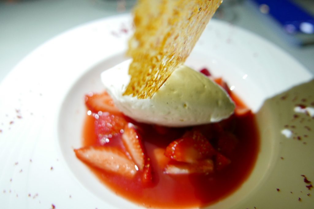 Fraises, mousse vanille, jus d'orange © GP