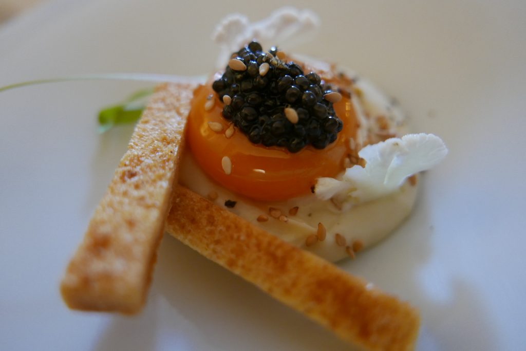 Œuf coulant mariné au sésame crème de chou et caviar d'Aquitaine © GP