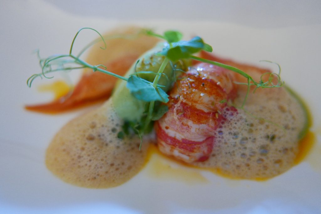 Ecrevisses saisies au feu de l'enfer, petit pois, menthe et sorbet cosses